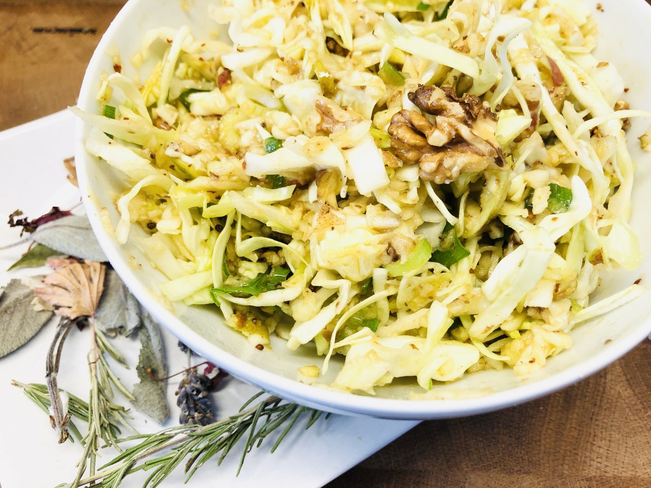 Spitzkohl Apfel Salat mit Walnüssen